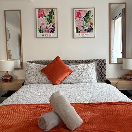 Luton Lodge - Newly Renovated Ideal For Short Stay, Close To Airport Train Station, Free Parking Off Street , Luxury Comfort In Low Price Exterior photo