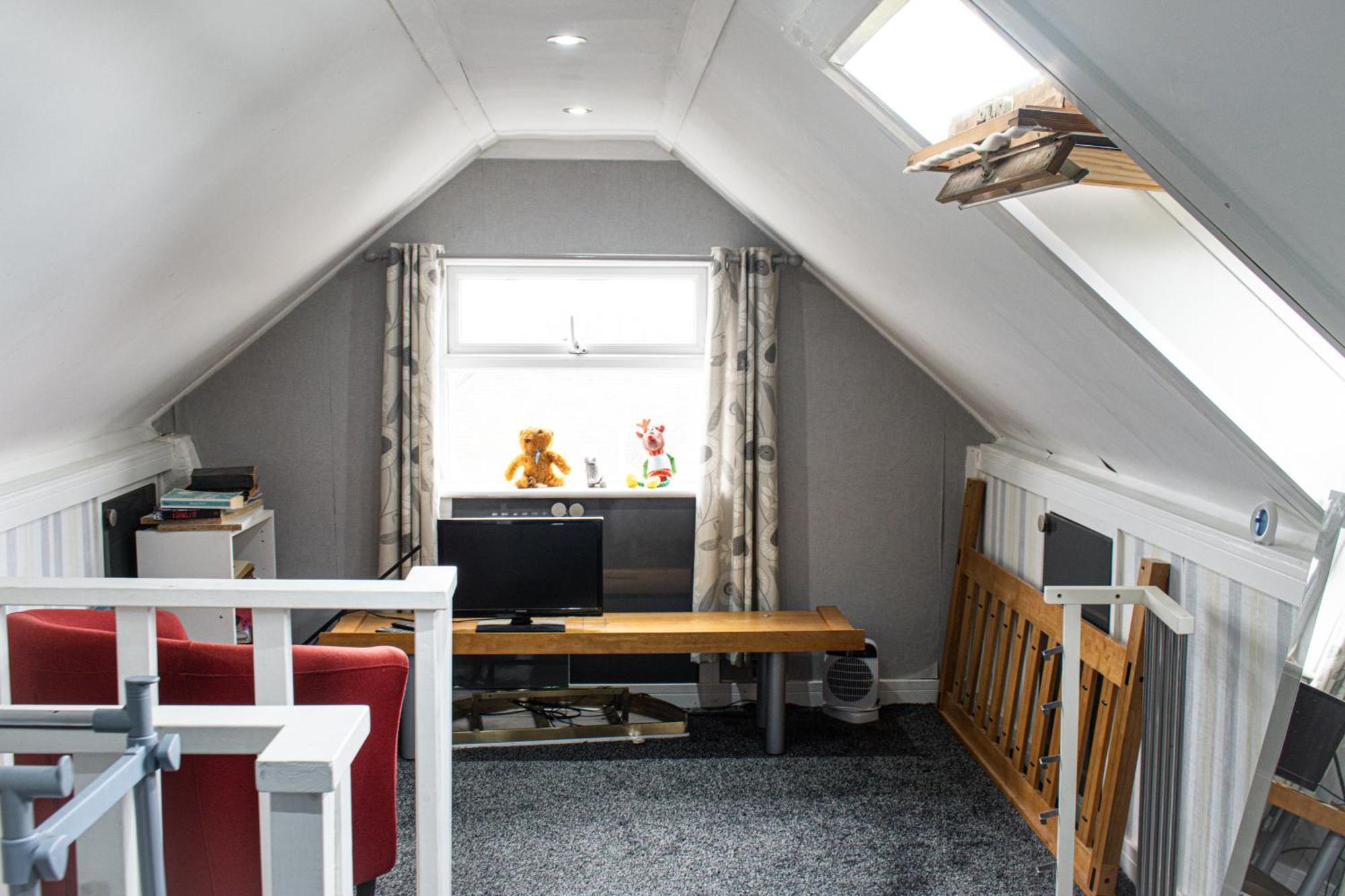 Luton Lodge - Newly Renovated Ideal For Short Stay, Close To Airport Train Station, Free Parking Off Street , Luxury Comfort In Low Price Exterior photo