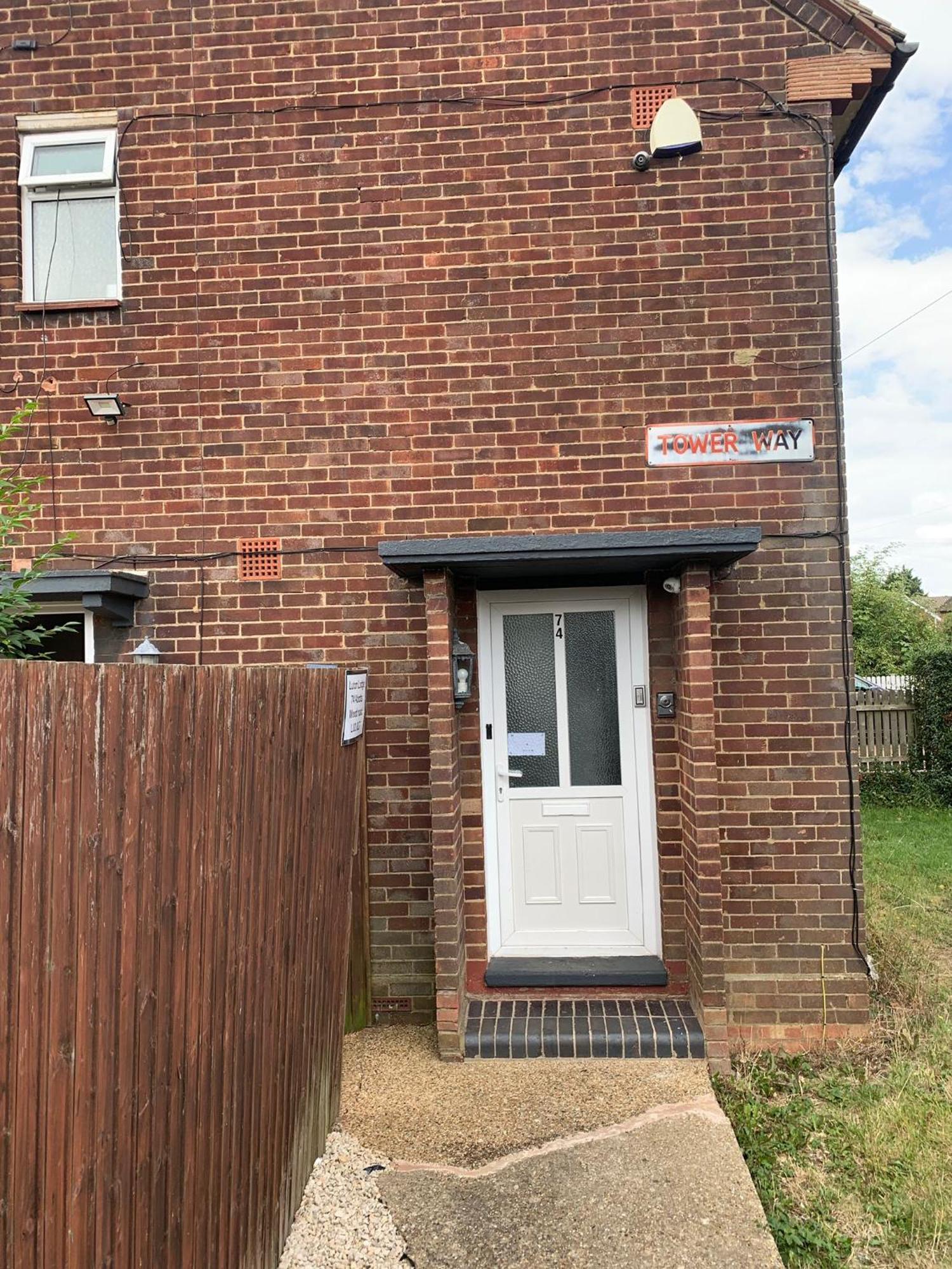 Luton Lodge - Newly Renovated Ideal For Short Stay, Close To Airport Train Station, Free Parking Off Street , Luxury Comfort In Low Price Exterior photo