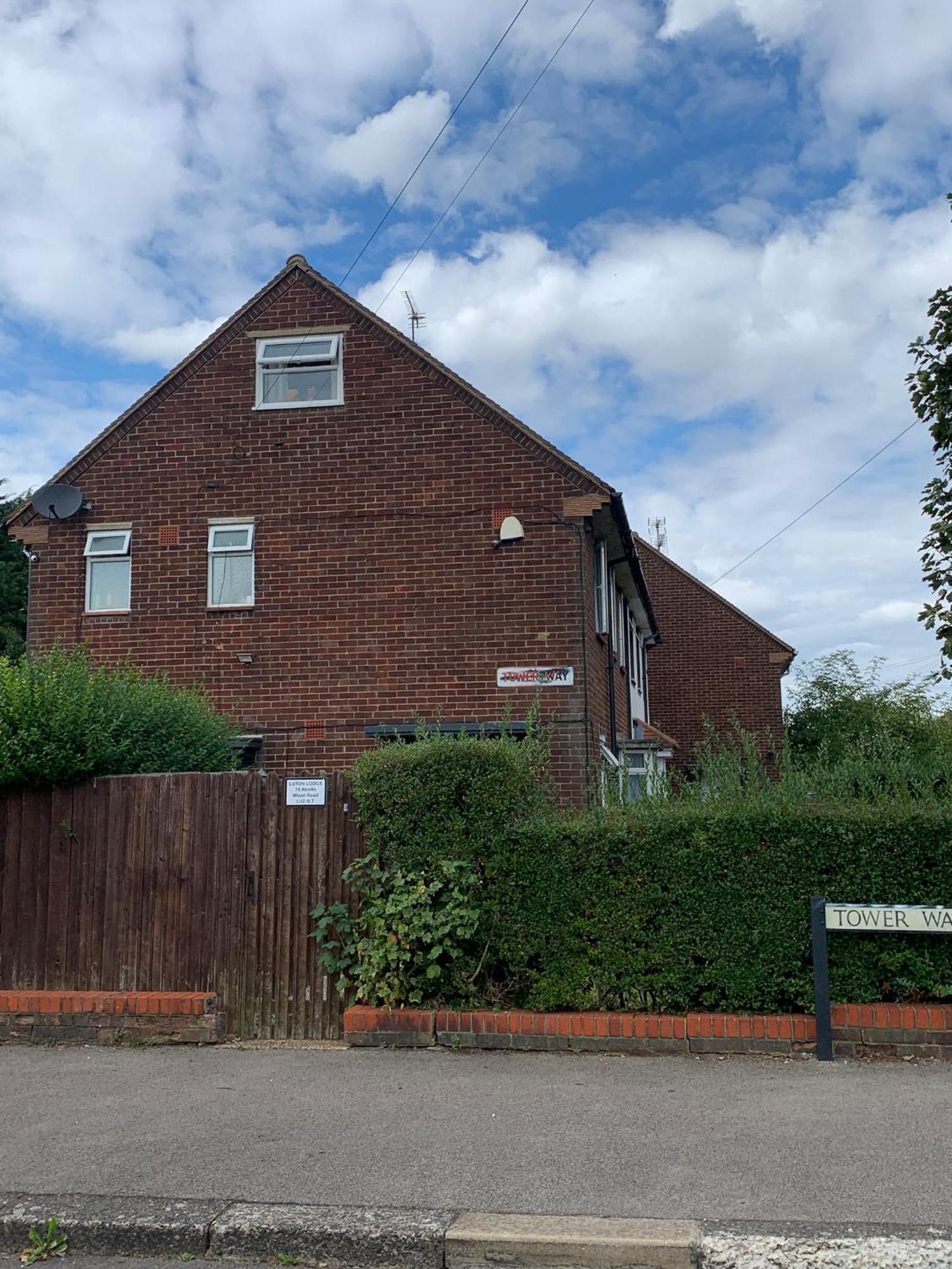 Luton Lodge - Newly Renovated Ideal For Short Stay, Close To Airport Train Station, Free Parking Off Street , Luxury Comfort In Low Price Exterior photo