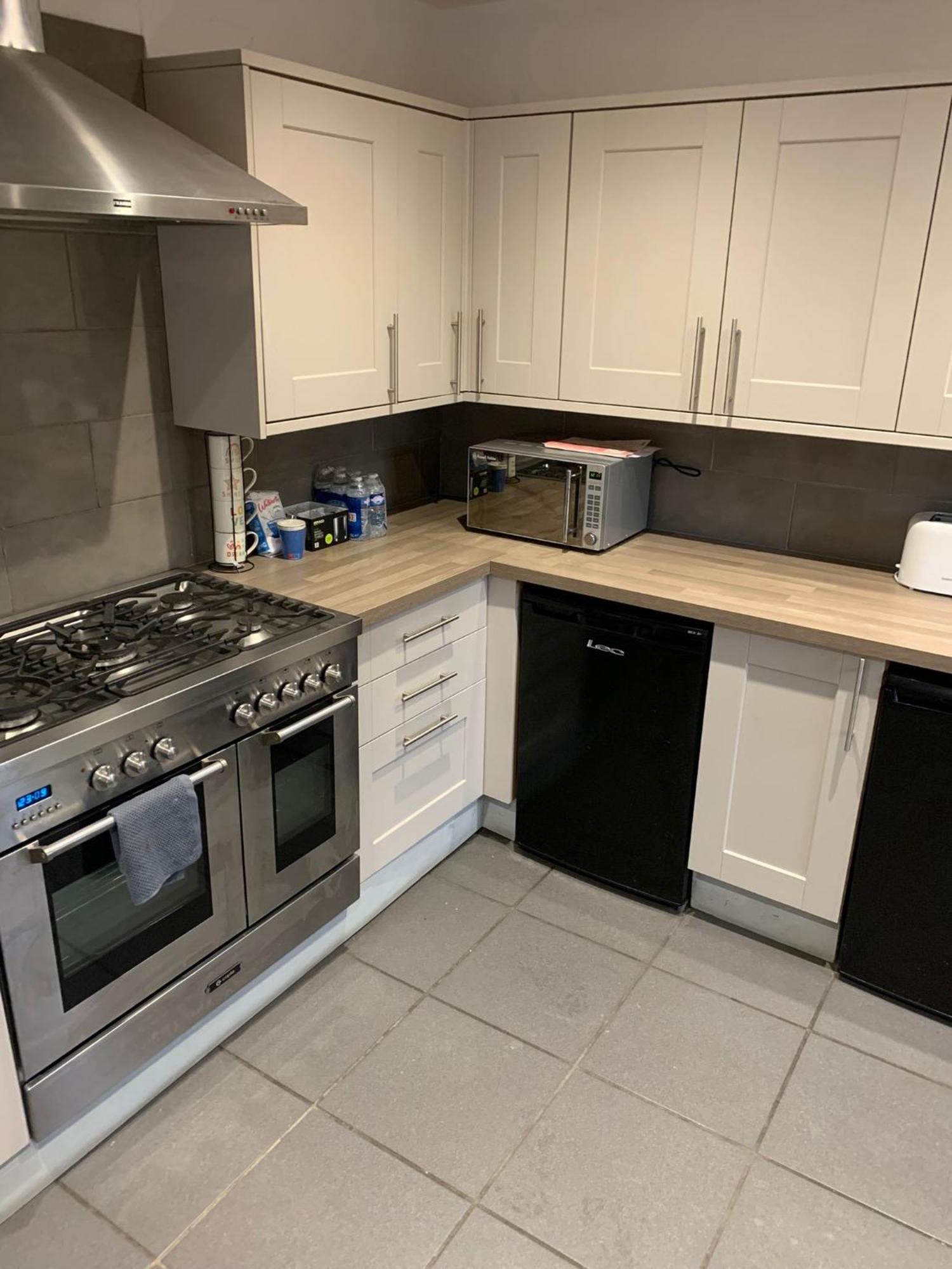 Luton Lodge - Newly Renovated Ideal For Short Stay, Close To Airport Train Station, Free Parking Off Street , Luxury Comfort In Low Price Exterior photo