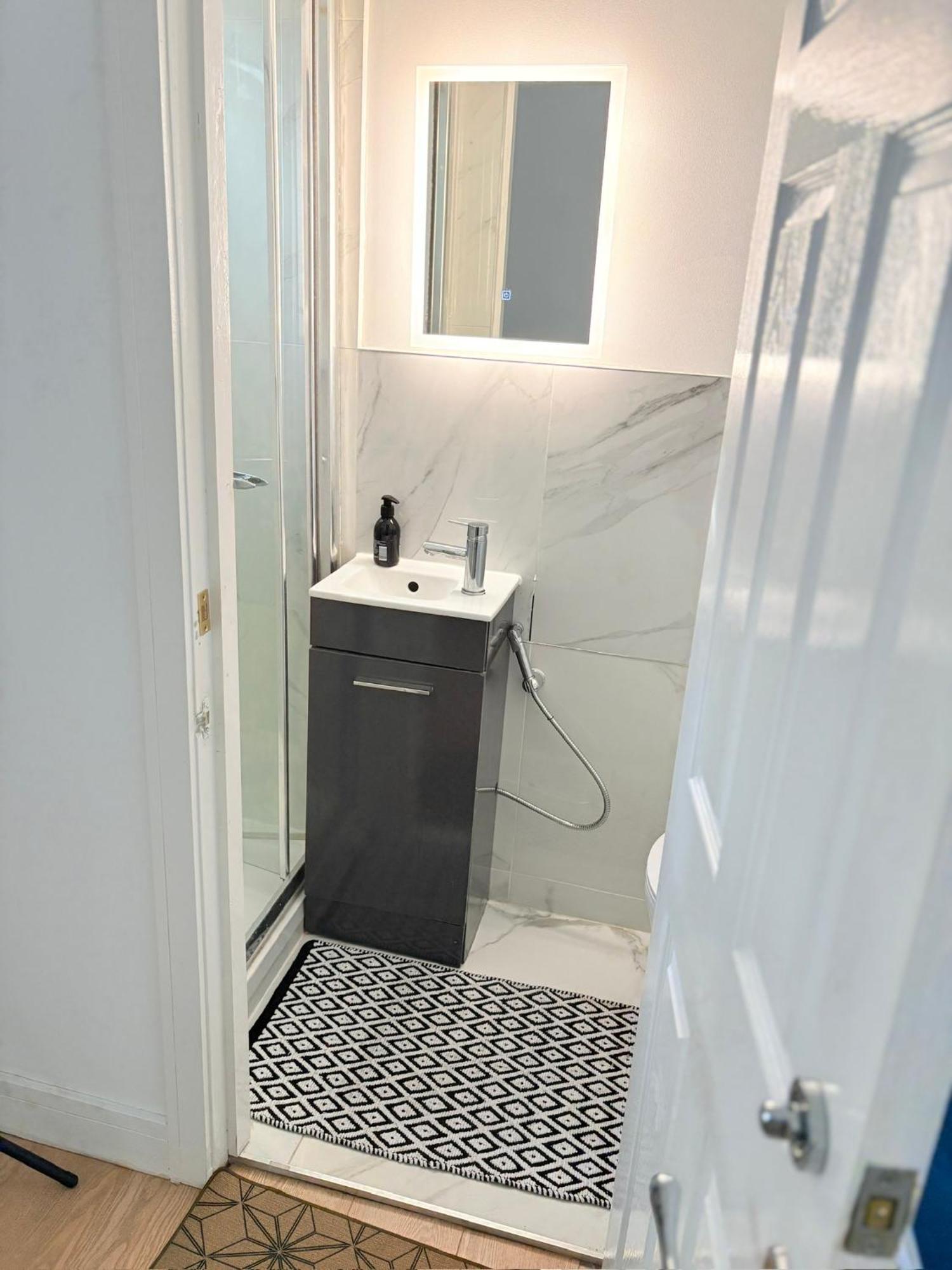 Luton Lodge - Newly Renovated Ideal For Short Stay, Close To Airport Train Station, Free Parking Off Street , Luxury Comfort In Low Price Exterior photo
