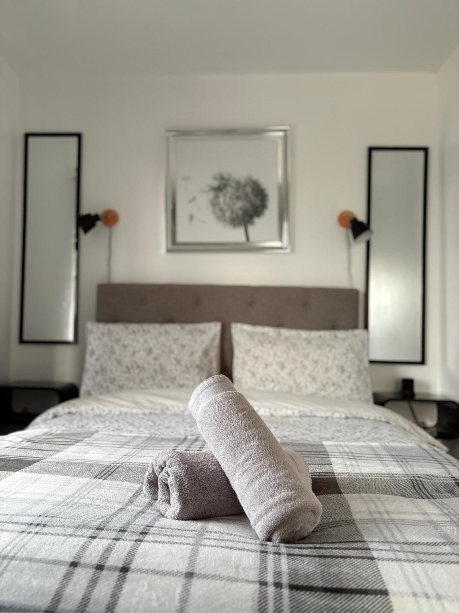Luton Lodge - Newly Renovated Ideal For Short Stay, Close To Airport Train Station, Free Parking Off Street , Luxury Comfort In Low Price Exterior photo