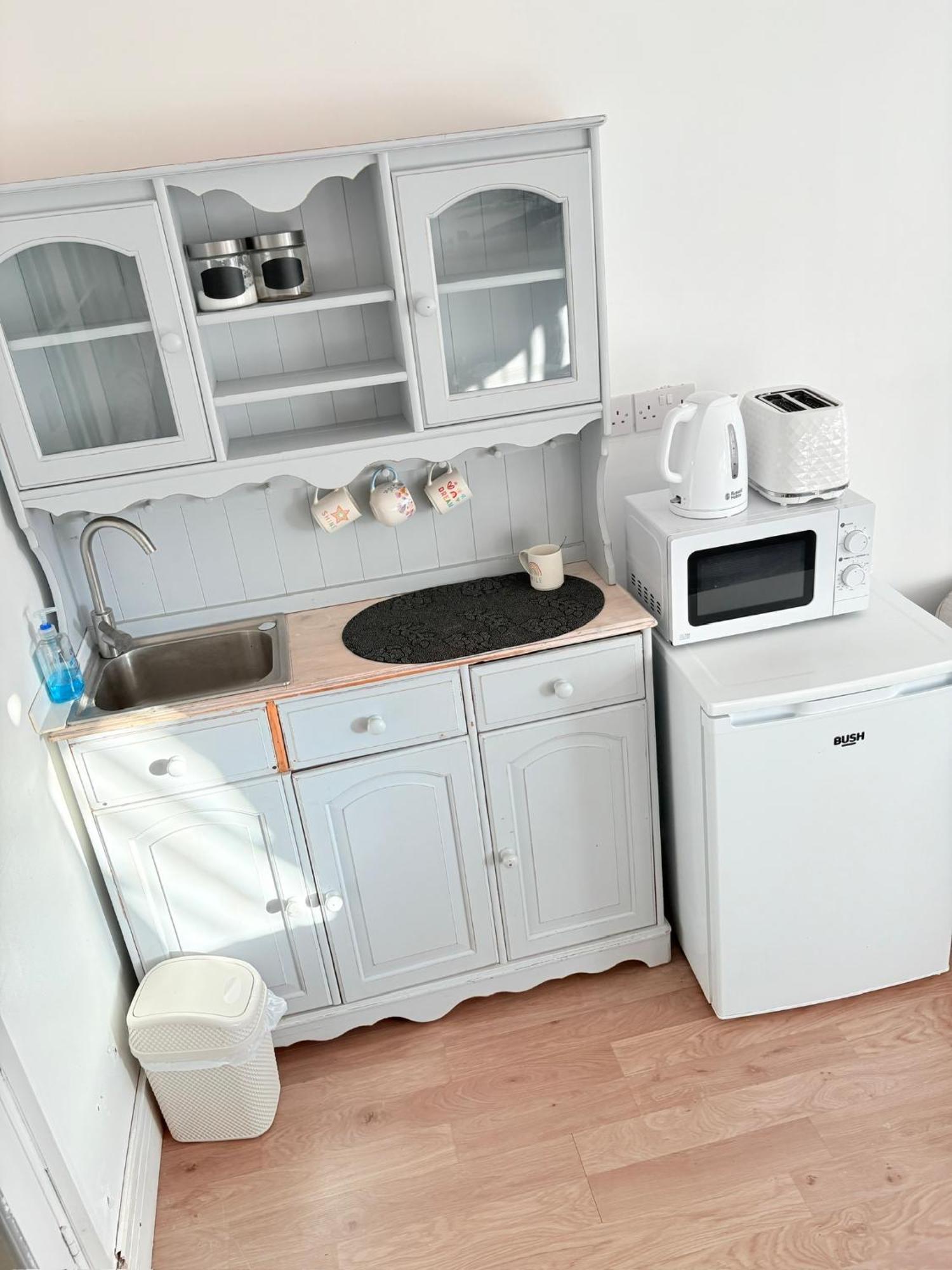Luton Lodge - Newly Renovated Ideal For Short Stay, Close To Airport Train Station, Free Parking Off Street , Luxury Comfort In Low Price Exterior photo