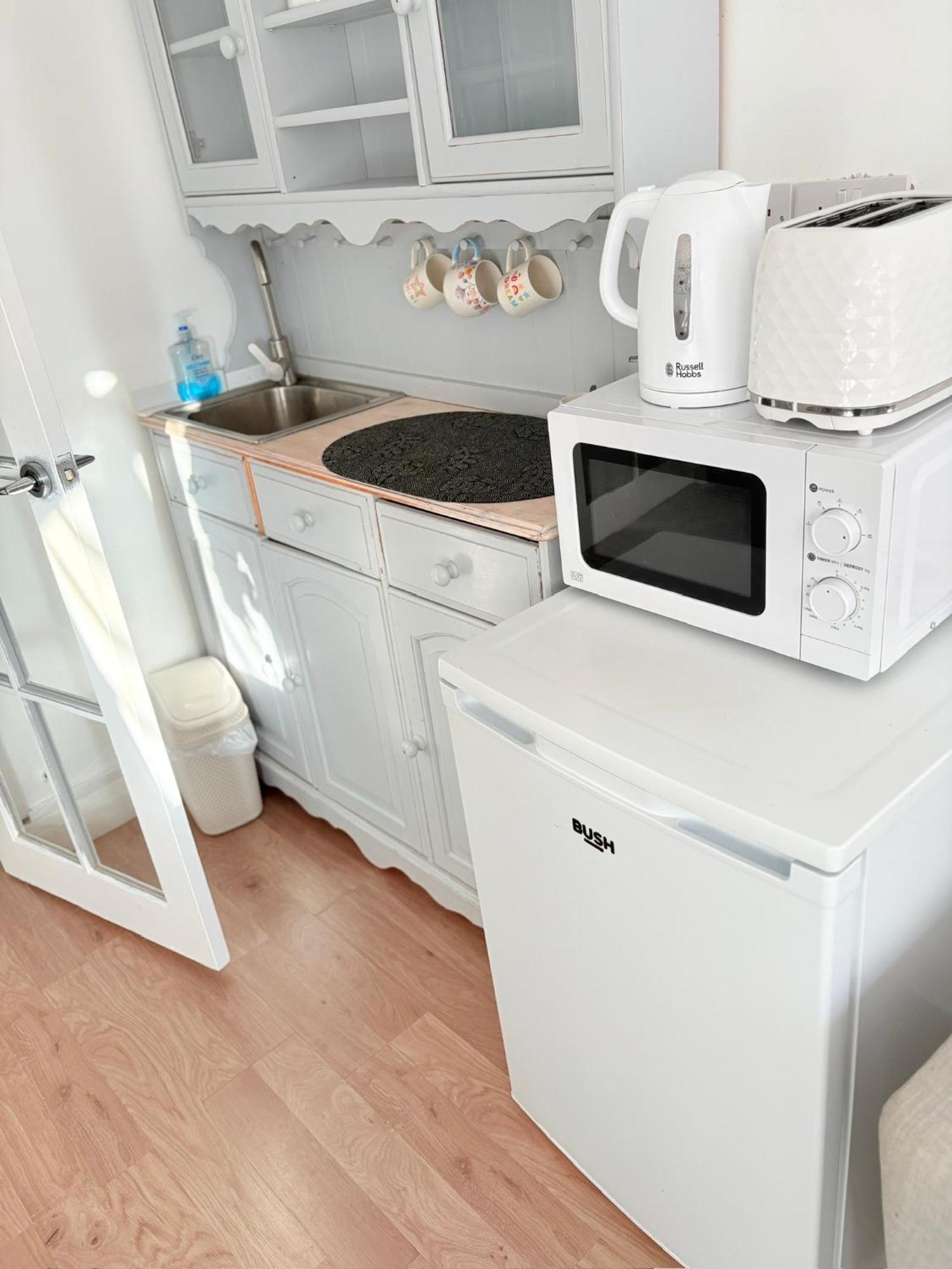 Luton Lodge - Newly Renovated Ideal For Short Stay, Close To Airport Train Station, Free Parking Off Street , Luxury Comfort In Low Price Exterior photo