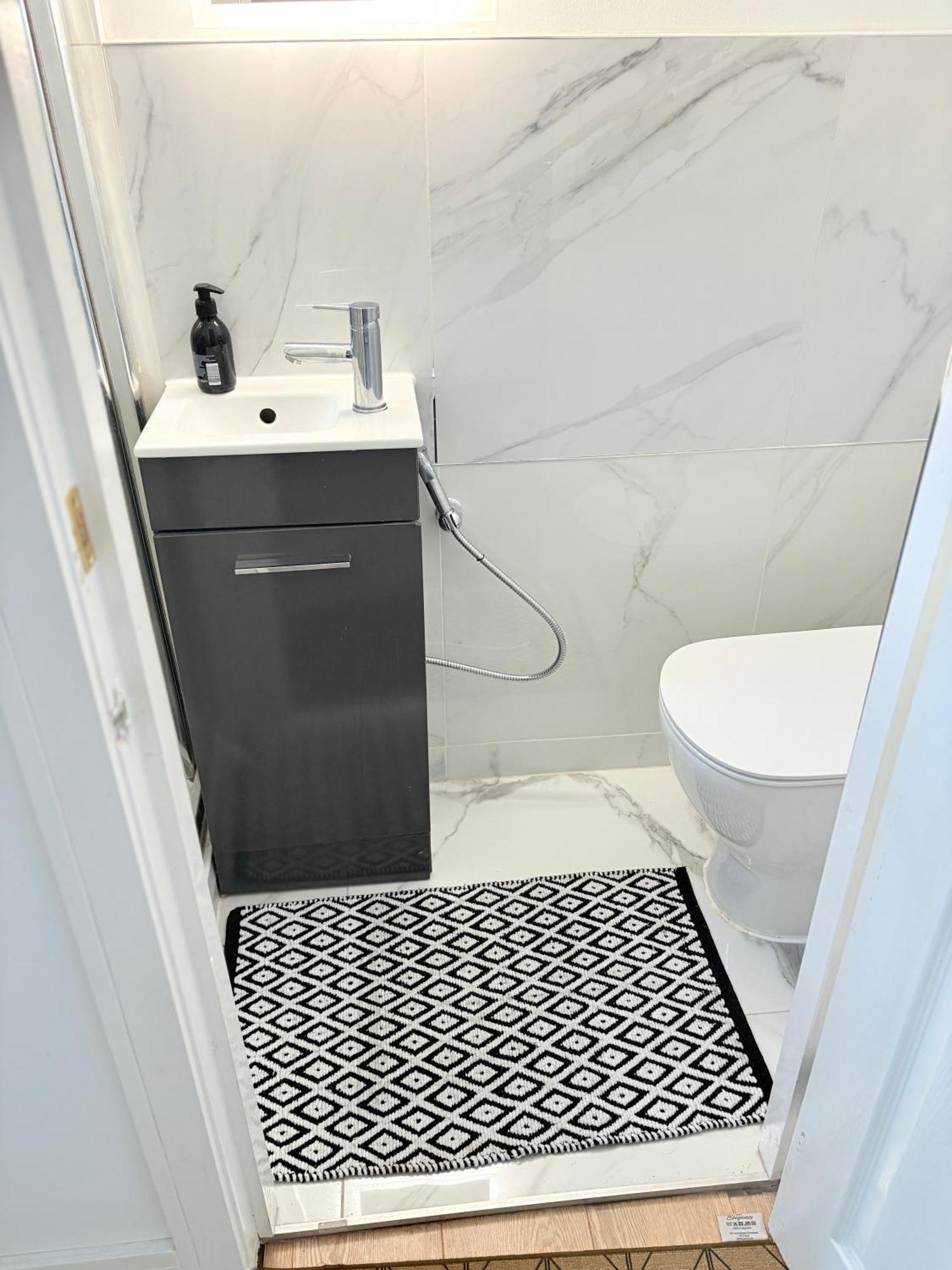 Luton Lodge - Newly Renovated Ideal For Short Stay, Close To Airport Train Station, Free Parking Off Street , Luxury Comfort In Low Price Exterior photo