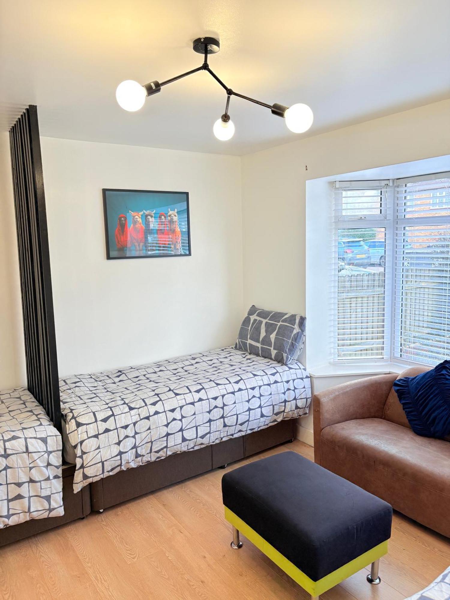 Luton Lodge - Newly Renovated Ideal For Short Stay, Close To Airport Train Station, Free Parking Off Street , Luxury Comfort In Low Price Exterior photo