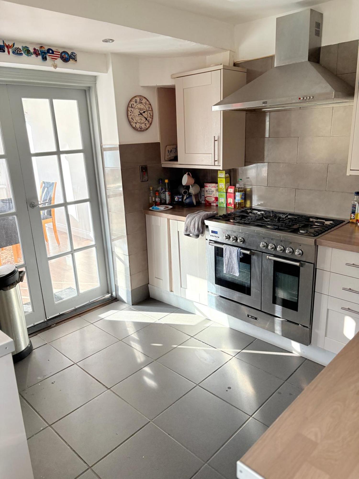 Luton Lodge - Newly Renovated Ideal For Short Stay, Close To Airport Train Station, Free Parking Off Street , Luxury Comfort In Low Price Exterior photo