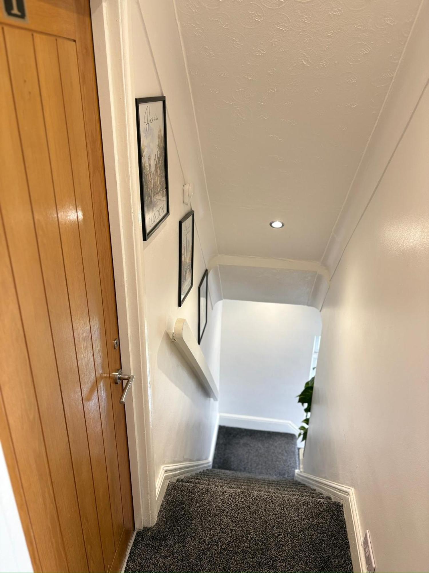 Luton Lodge - Newly Renovated Ideal For Short Stay, Close To Airport Train Station, Free Parking Off Street , Luxury Comfort In Low Price Exterior photo