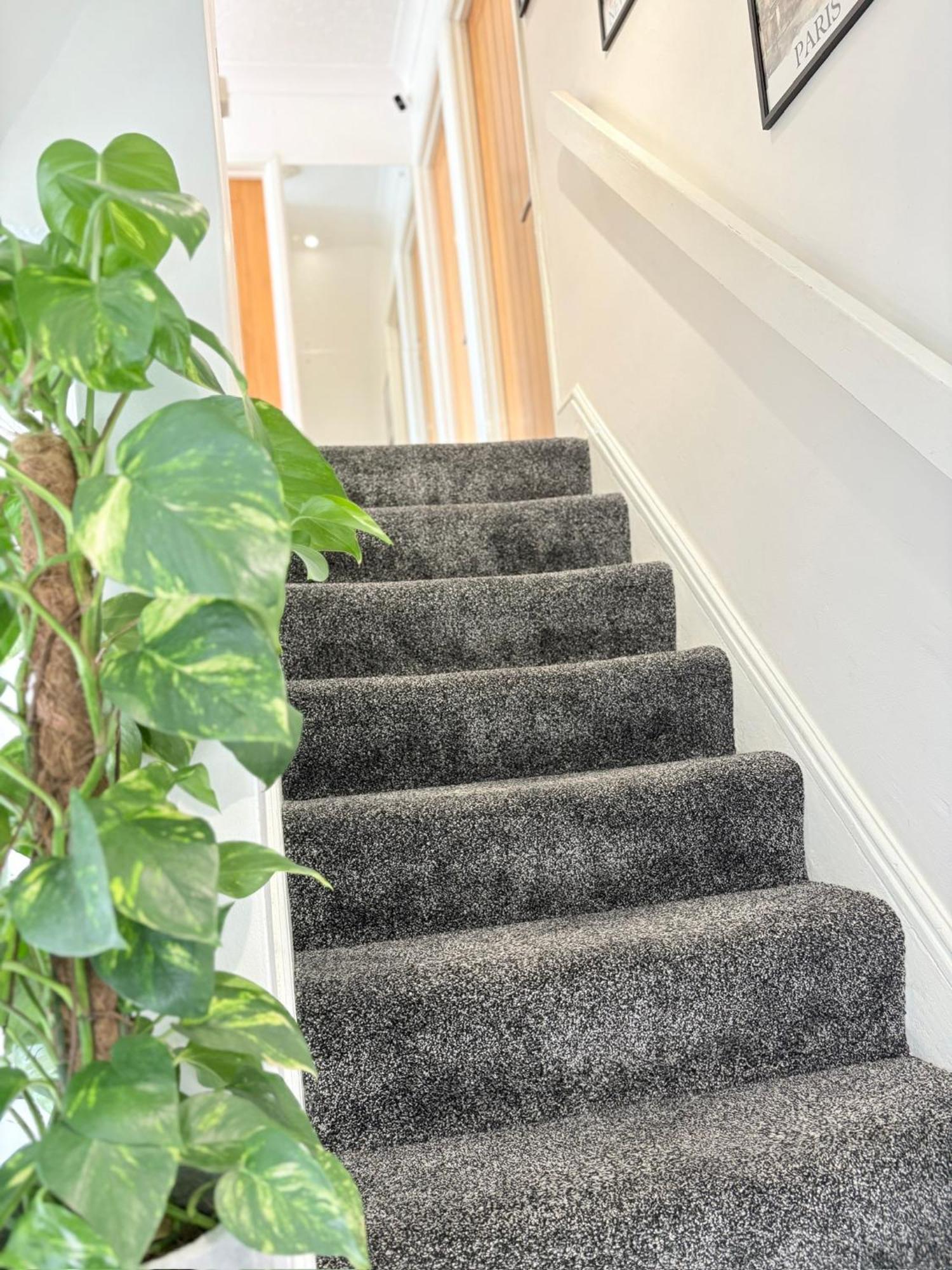 Luton Lodge - Newly Renovated Ideal For Short Stay, Close To Airport Train Station, Free Parking Off Street , Luxury Comfort In Low Price Exterior photo