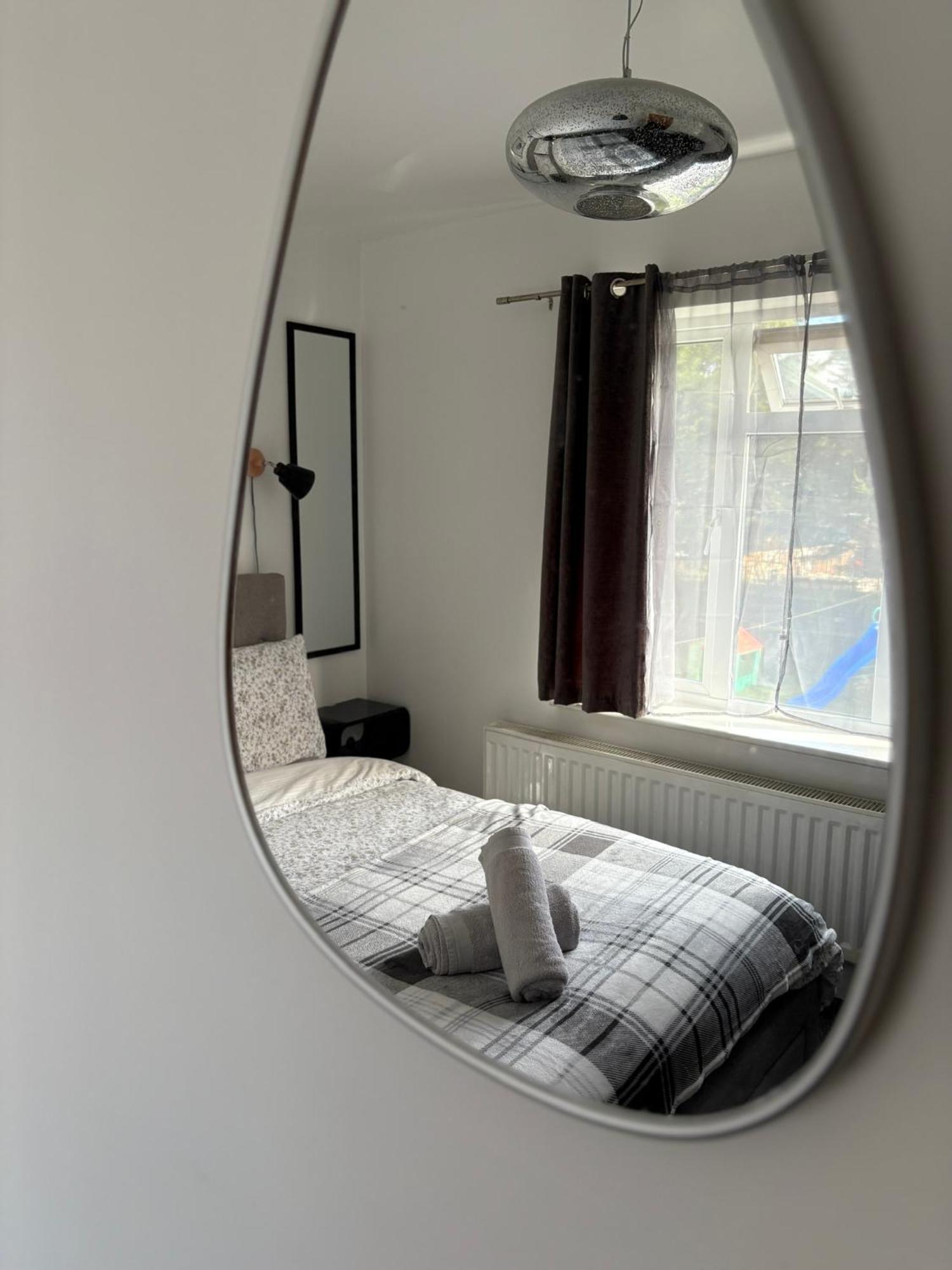 Luton Lodge - Newly Renovated Ideal For Short Stay, Close To Airport Train Station, Free Parking Off Street , Luxury Comfort In Low Price Exterior photo