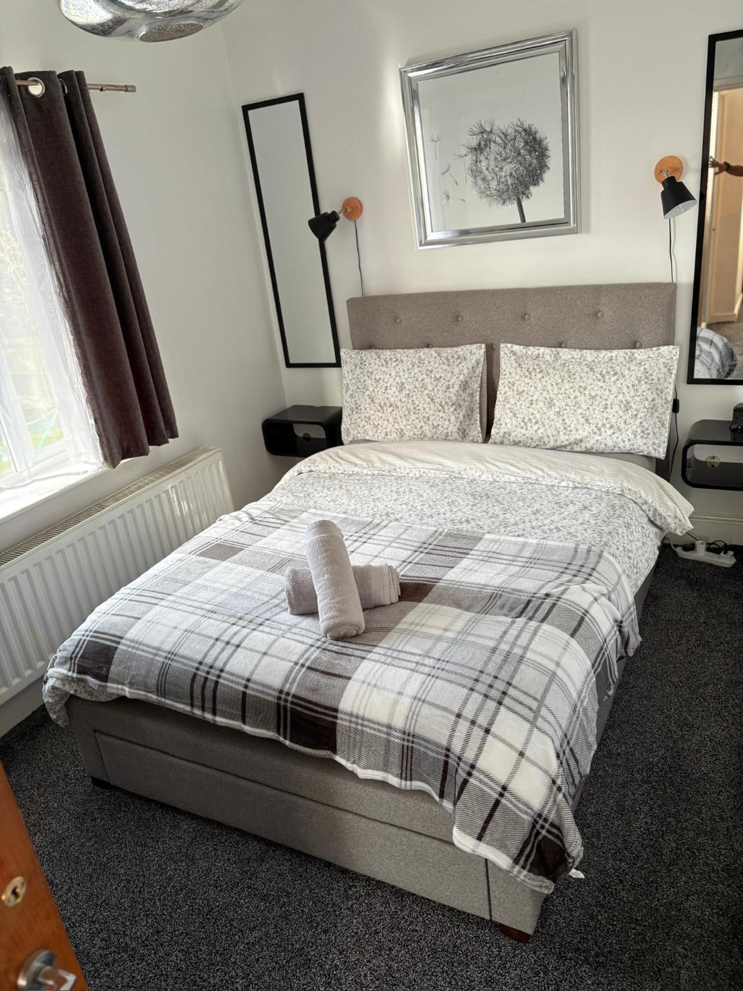 Luton Lodge - Newly Renovated Ideal For Short Stay, Close To Airport Train Station, Free Parking Off Street , Luxury Comfort In Low Price Exterior photo
