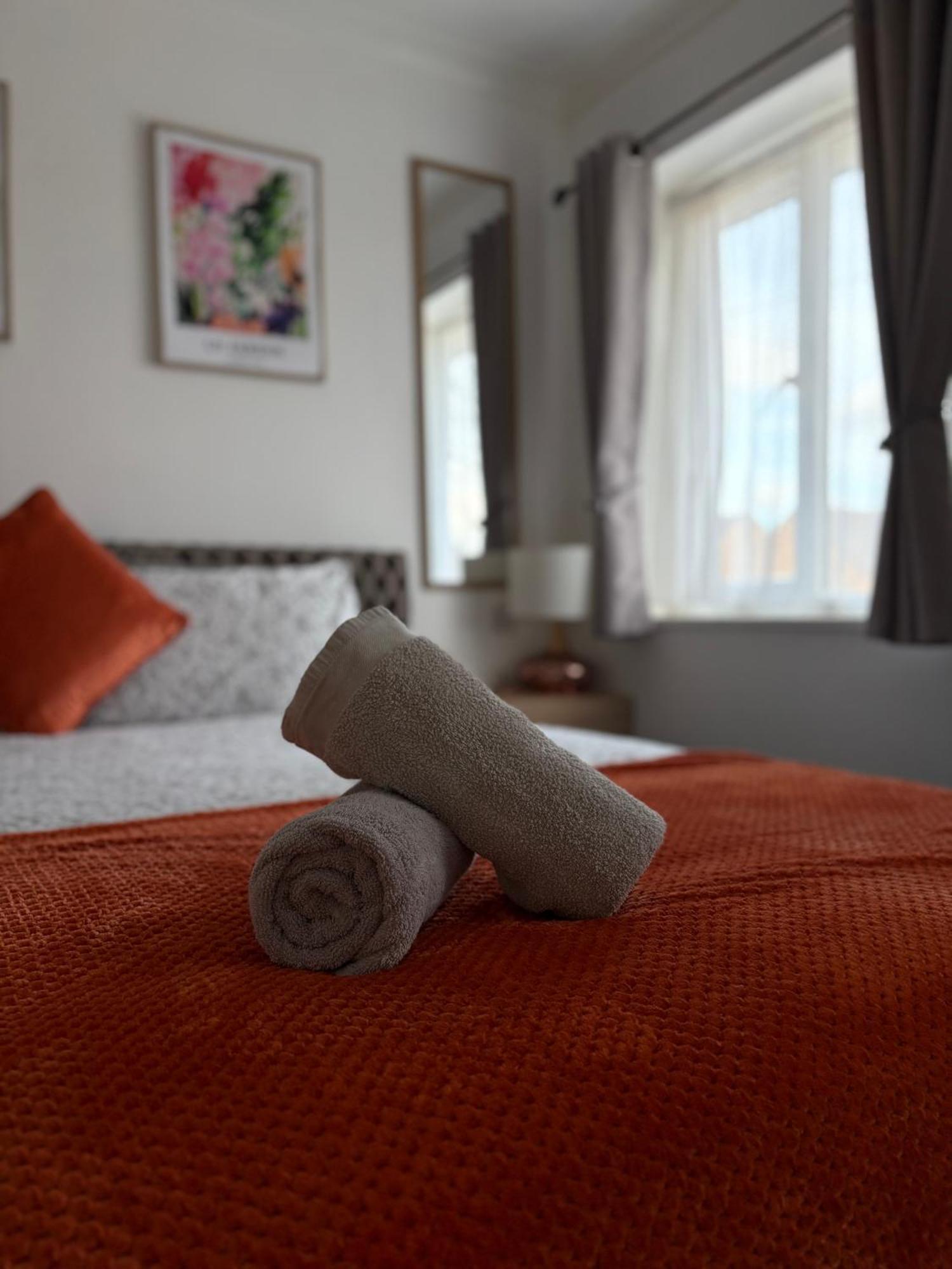 Luton Lodge - Newly Renovated Ideal For Short Stay, Close To Airport Train Station, Free Parking Off Street , Luxury Comfort In Low Price Exterior photo