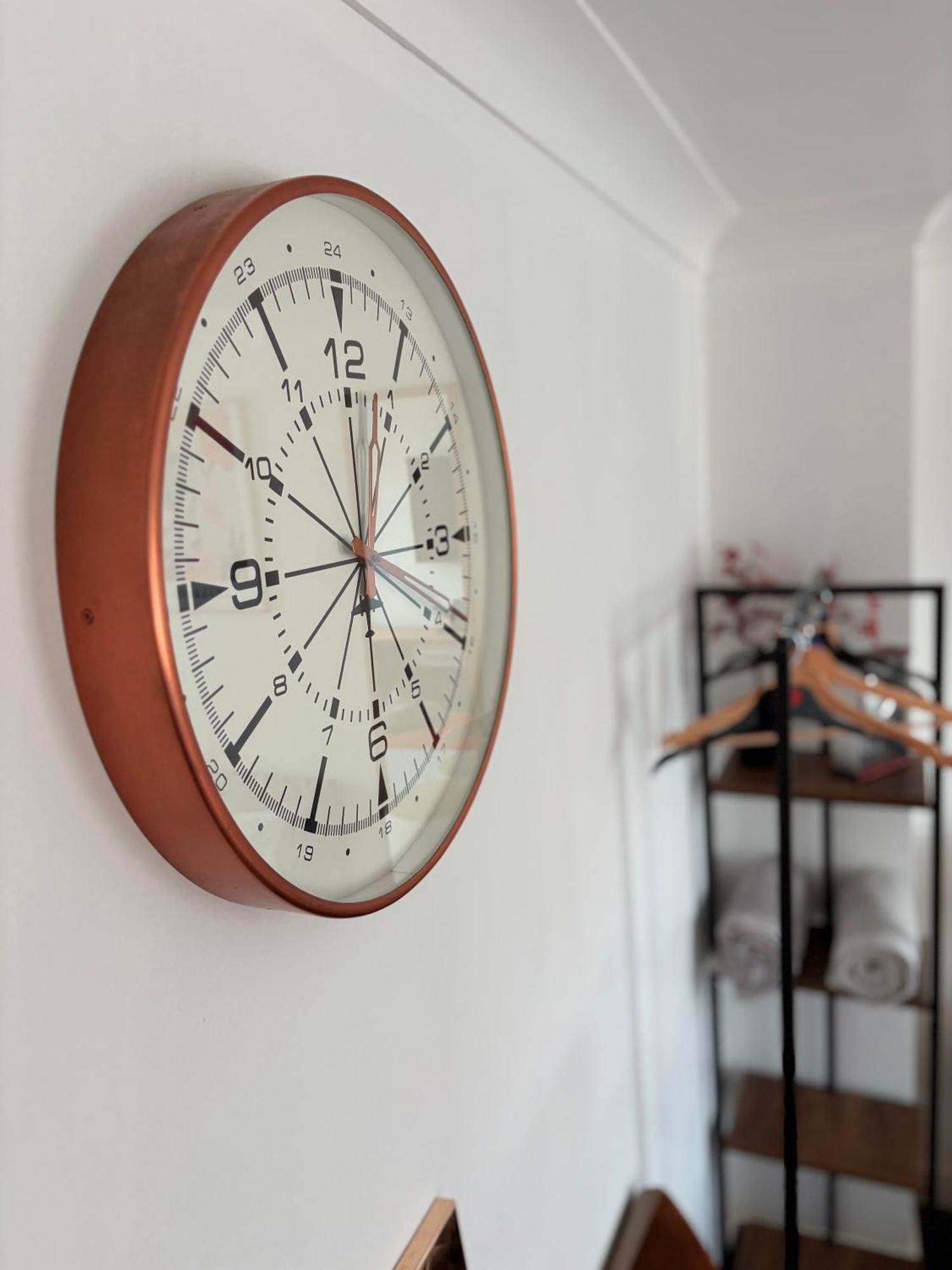 Luton Lodge - Newly Renovated Ideal For Short Stay, Close To Airport Train Station, Free Parking Off Street , Luxury Comfort In Low Price Exterior photo