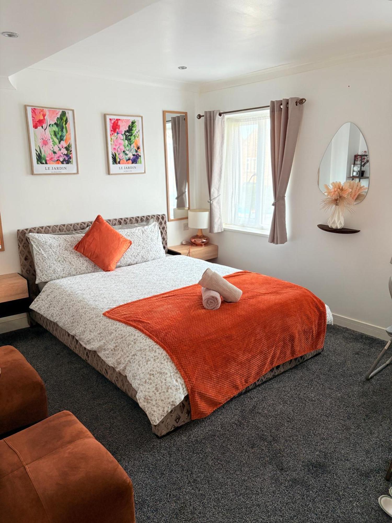 Luton Lodge - Newly Renovated Ideal For Short Stay, Close To Airport Train Station, Free Parking Off Street , Luxury Comfort In Low Price Exterior photo