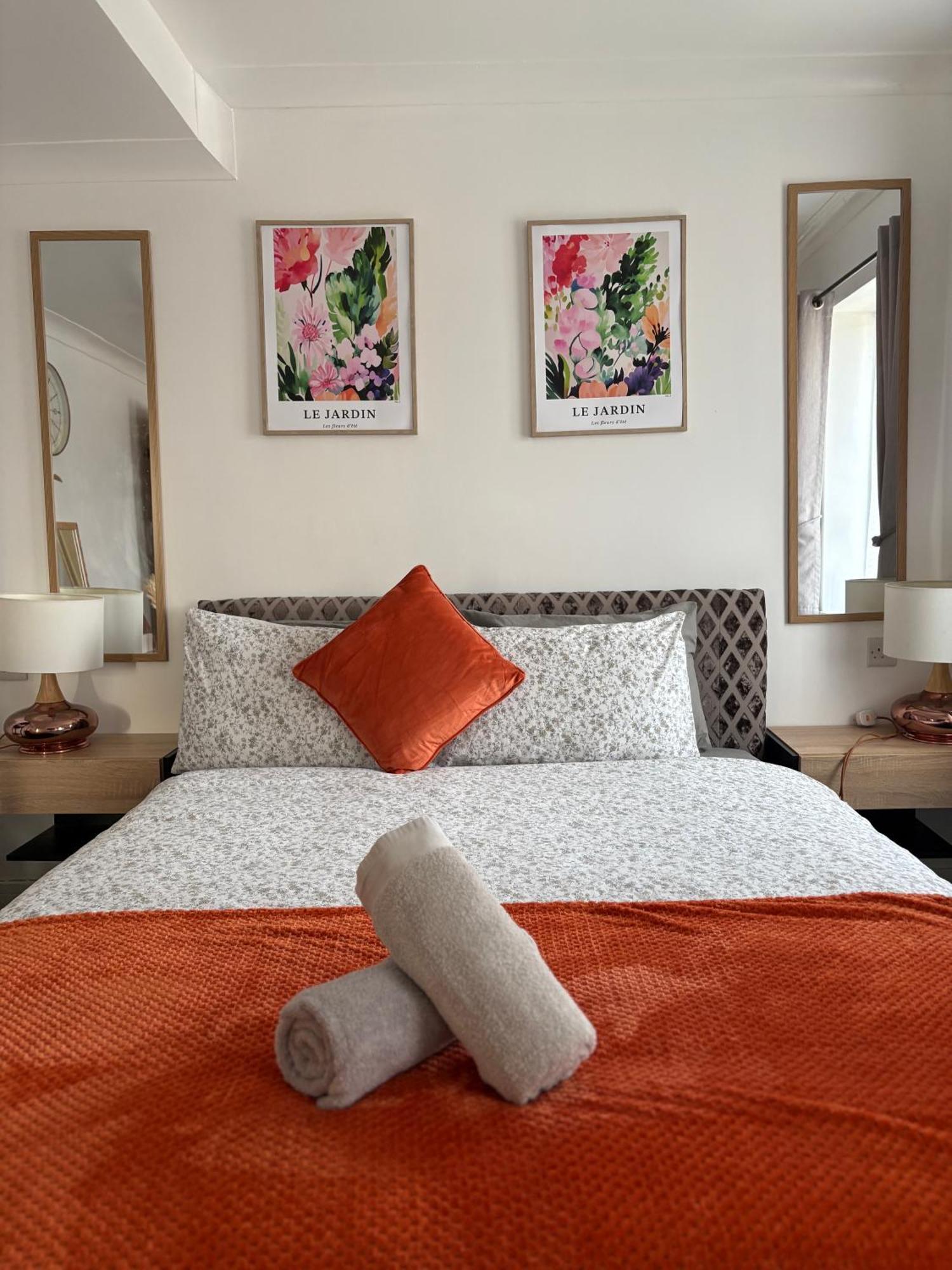 Luton Lodge - Newly Renovated Ideal For Short Stay, Close To Airport Train Station, Free Parking Off Street , Luxury Comfort In Low Price Exterior photo